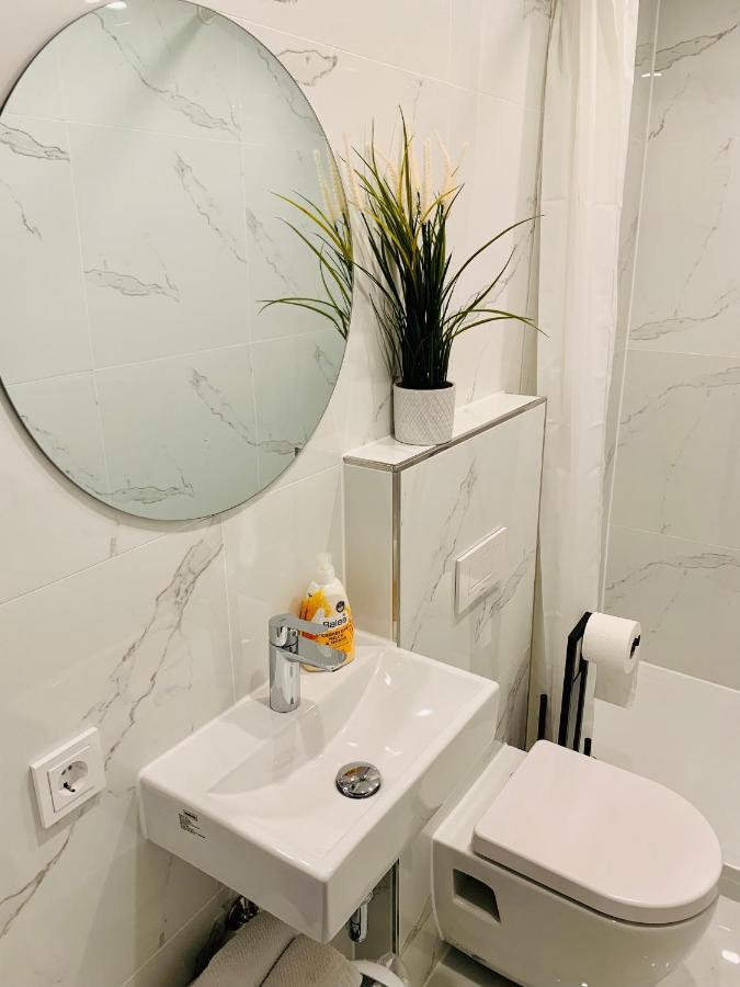 Gaestehaus Zur Uni Klinik Exklusives Apartment Mit Kueche Und Badezimmer Homburg  Eksteriør billede