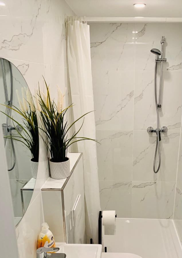 Gaestehaus Zur Uni Klinik Exklusives Apartment Mit Kueche Und Badezimmer Homburg  Eksteriør billede